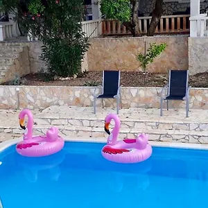 https://a-a-luxury-guest-house.hotels-in-trogir.com